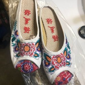 Asian embroidered slip-on shoes